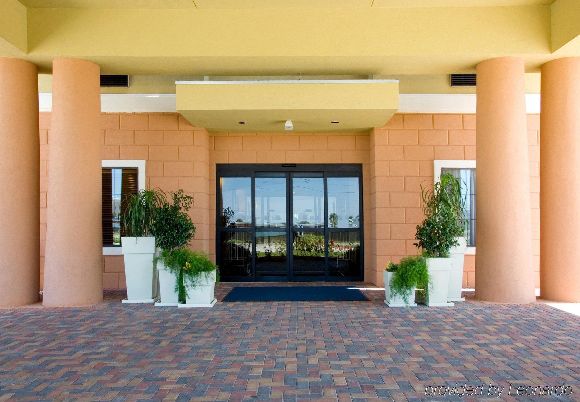 Holiday Inn Express Hotel And Suites Kingsville, An Ihg Hotel Exterior photo